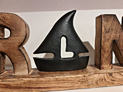 Deko-Aufsteller mit Holzschrift "Strand" und Metall Segelboot in schwarz 58 cm Schöne Deko